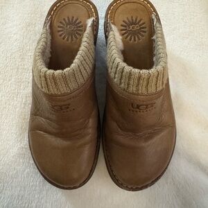 UGG Gael Tan Mules/Clogs with Knit Collar and Sherpa lined women’s size 7